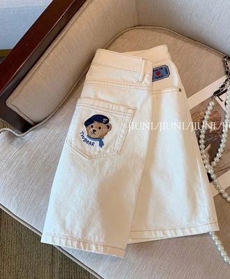 Quần short trắng thêu 2903