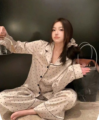 Bộ ngủ lụa dài tay chấm bi 1908